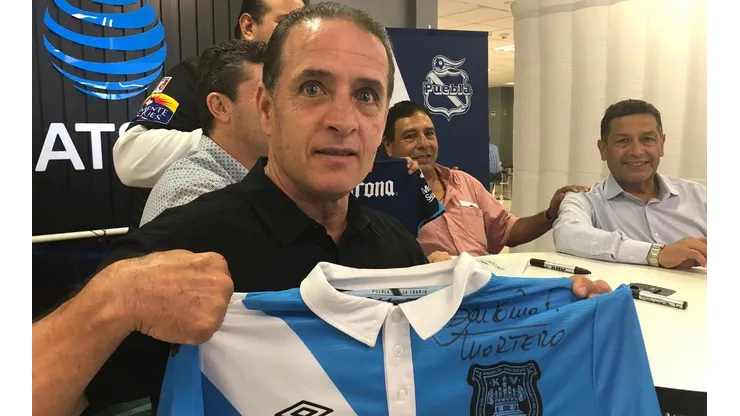 Con ayuda del padre, Puebla quiso tentar a Chicharito