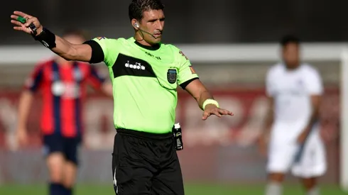 Andrés Merlos cobró un penal inexistente.