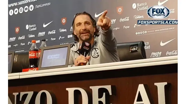 Juan Antonio Pizzi en conferencia de prensa.