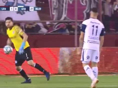 Quién te conoce, Ronaldinho: Agustín Rossi dio un pase sin mirar y trolleó al delantero