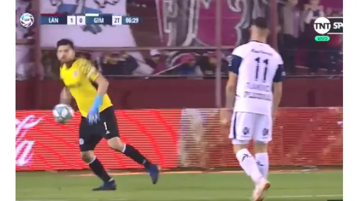 Quién te conoce, Ronaldinho: Agustín Rossi dio un pase sin mirar y trolleó al delantero
