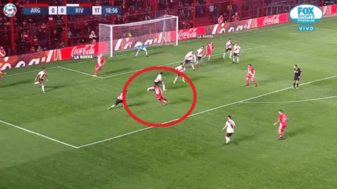 Batallini le pegó con el alma y un desvío lo dejó parado a Armani en el 1-0 de Argentinos