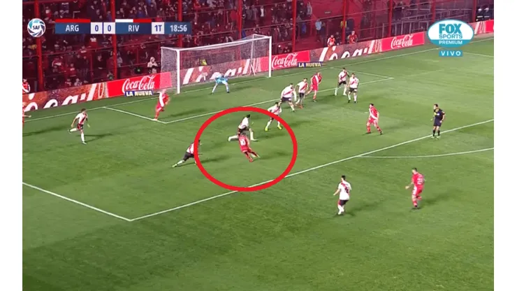 Batallini le pegó con el alma y un desvío lo dejó parado a Armani en el 1-0 de Argentinos