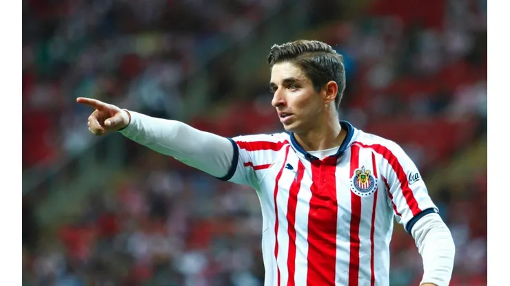 Brizuela cumplió diez años como profesional y Chivas lo homenajeó con un emotivo video