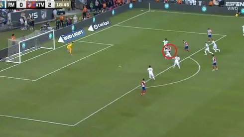 Es una masacre: Ángel Correa controló con el muslo, le pegó de volea y puso el 3-0