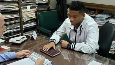 El momento del juramento de Frank Fabra.