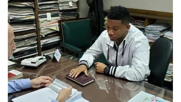 El momento del juramento de Frank Fabra.
