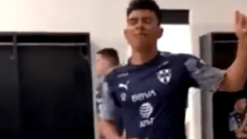 ¡Qué movimientos! Jesús Gallardo lleva el ritmo en el vestuario de Rayados