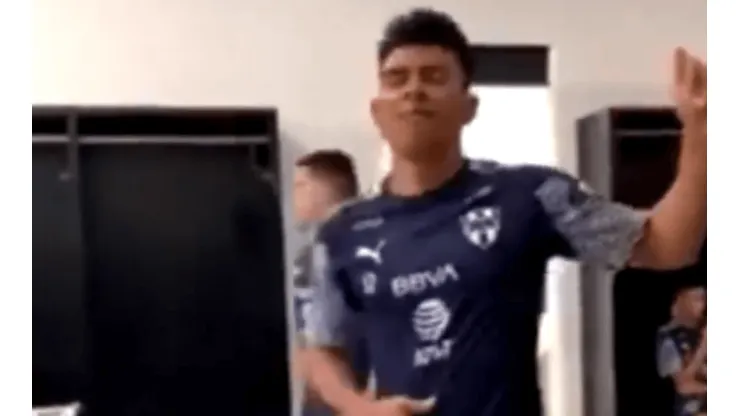¡Qué movimientos! Jesús Gallardo lleva el ritmo en el vestuario de Rayados