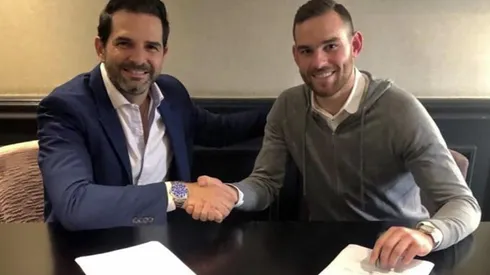 Davino y Janssen, cuando el holandés firmó su contrato. (Foto: sitio oficial Rayados)