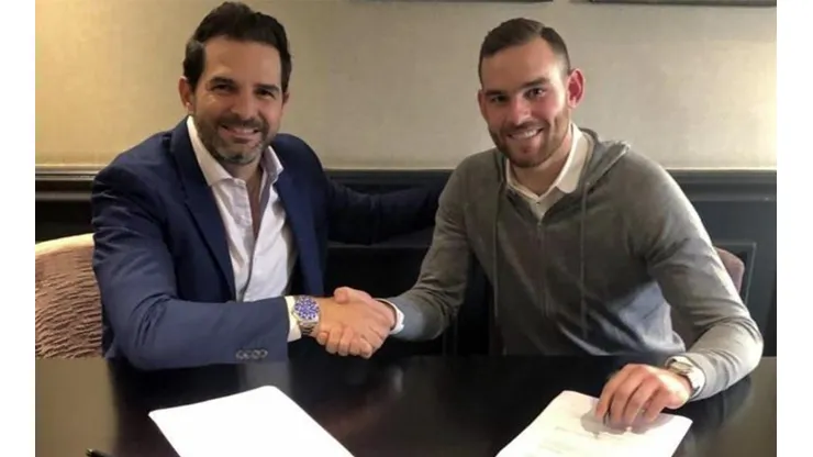 Davino y Janssen, cuando el holandés firmó su contrato. (Foto: sitio oficial Rayados)