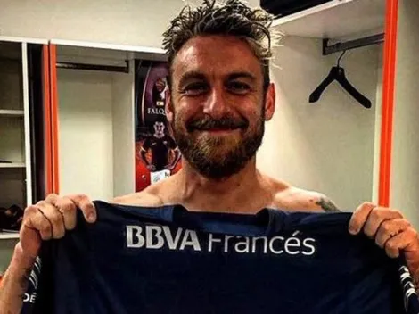 Aparecieron dos pasacalles en las afueras de La Bombonera para recibir a De Rossi