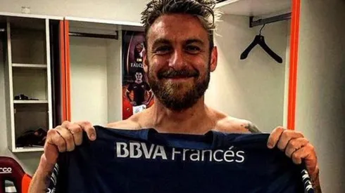 Aparecieron dos pasacalles en las afueras de La Bombonera para recibir a De Rossi