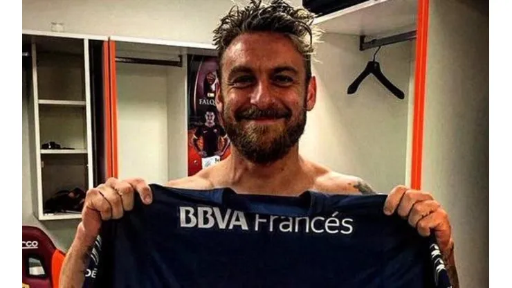 Aparecieron dos pasacalles en las afueras de La Bombonera para recibir a De Rossi