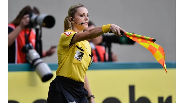 Foto de la arbitra.
