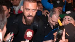 Locos ellos, loco él: la llegada de Daniele De Rossi a la Argentina ya pagó la entrada