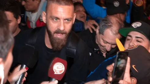 Locos ellos, loco él: la llegada de Daniele De Rossi a la Argentina ya pagó la entrada