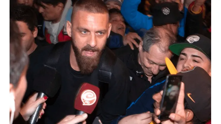 Locos ellos, loco él: la llegada de Daniele De Rossi a la Argentina ya pagó la entrada