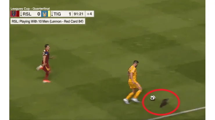 Un gato invadió el campo de juego y Gignac lo esquivó.