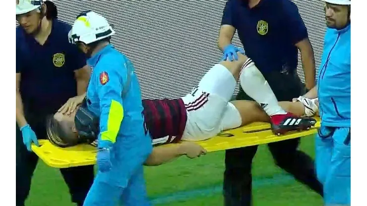 Nos duele a todos: Diego, del Flamengo, fue a trabar y se rompió el tobillo
