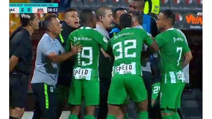 Osorio, fuera de sí: ¡agredió al árbitro del partido entre Nacional y Santa Fe!