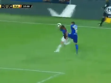 Video: pegó una patada voladora en la cara del rival y se fue expulsado