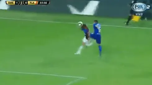 Video: pegó una patada voladora en la cara del rival y se fue expulsado