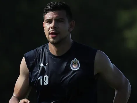 Terminó el partido y Madrigal se fue a sacar fotos con los jugadores del Atlético de Madrid
