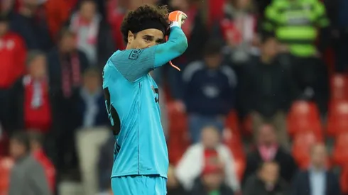 Guillermo Ochoa reportó con el Standard Lieja y su futuro es incierto