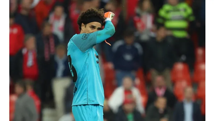 Guillermo Ochoa reportó con el Standard Lieja y su futuro es incierto