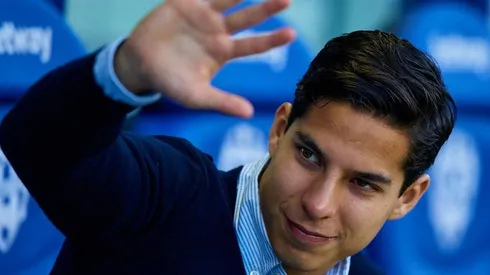 ¡Alegre! Lainez firmó autógrafos en el hotel del Betis