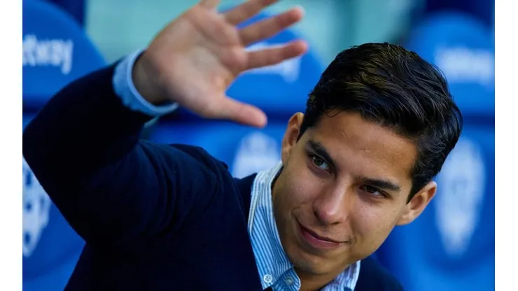 ¡Alegre! Lainez firmó autógrafos en el hotel del Betis