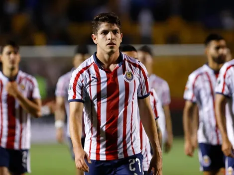 Expulsaron a Villanueva y los seguidores de Chivas explotaron de bronca