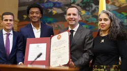 Emocionante: Juan Guillermo Cuadrado fue condecorado en la Cámara de Representantes