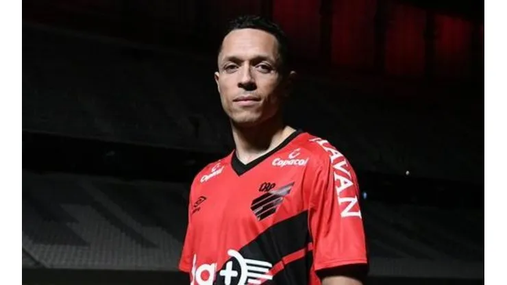 Atlético Paranaense rompió el chanchito y se quedó con un multicampeón del Barcelona