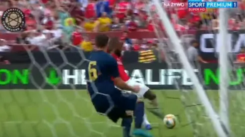 Nacho atajó con la mano mejor que Courtois y vio la roja directa a los 9'