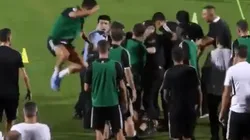 Está loco: Cristiano Ronaldo se tiró encima de un policía chino, que lo miró muy feo