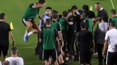 Está loco: Cristiano Ronaldo se tiró encima de un policía chino, que lo miró muy feo