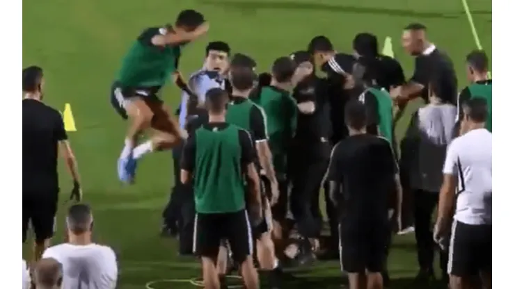 Está loco: Cristiano Ronaldo se tiró encima de un policía chino, que lo miró muy feo