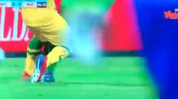 Era roja aquí y en Japón: ¡feísima entrada que casi lesiona a Sherman Cárdenas!