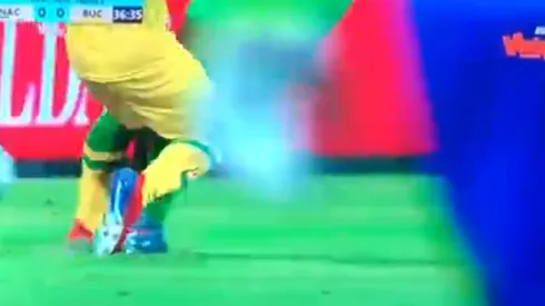 Era roja aquí y en Japón: ¡feísima entrada que casi lesiona a Sherman Cárdenas!