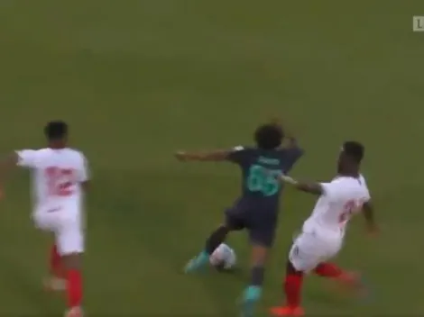 Está loco: la violenta patada de Gnagnon, del Sevilla, en un amistoso ante Liverpool