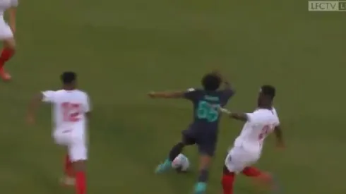 Está loco: la violenta patada de Gnagnon, del Sevilla, en un amistoso ante Liverpool