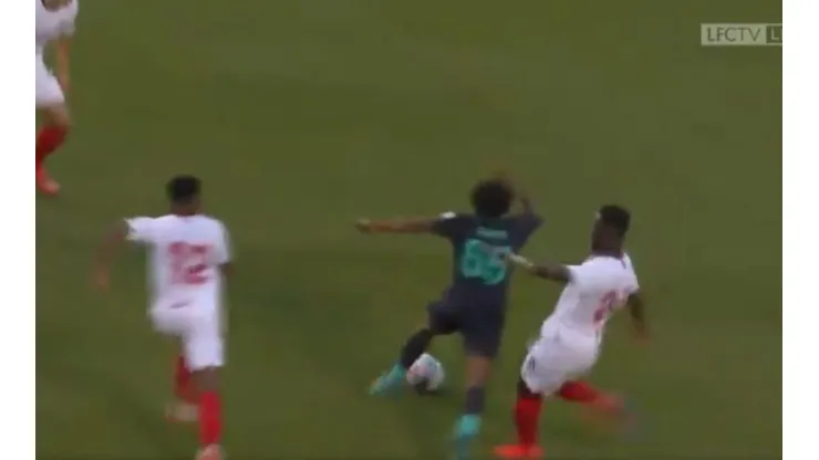 Está loco: la violenta patada de Gnagnon, del Sevilla, en un amistoso ante Liverpool