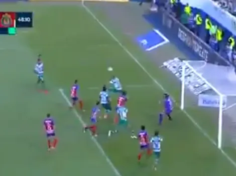 Doria ganó en el área y puso a Santos 2-0 arriba frente a Chivas