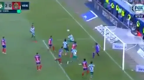 Doria ganó en el área y puso a Santos 2-0 arriba frente a Chivas