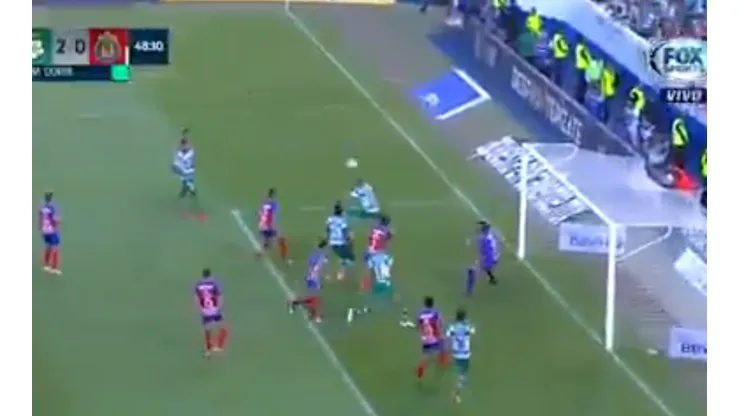 Doria ganó en el área y puso a Santos 2-0 arriba frente a Chivas