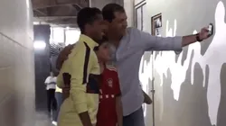 Quiso conocer a Gio Dos Santos pero el jugador ni se dio cuenta