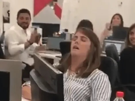 Video viral: ella se quedó dormida en el trabajo y sufrió el troleo de sus compañeros diabólicos