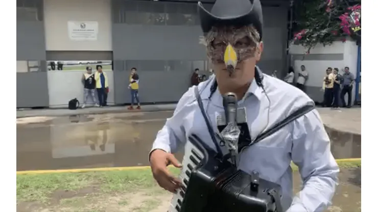 El "Kaballero Águila Real" le dedicó una cumbia a Edson Álvarez.